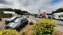 في طريقهم إلى المغرب.. رجل ينسى زوجته في محطة استراحة والشرطة تُعيدها إليه!